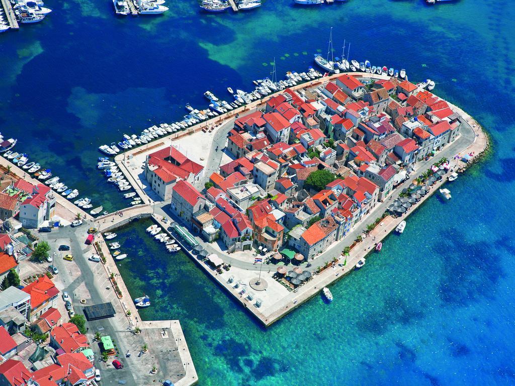 Sea Star Hotel Tribalj Екстериор снимка